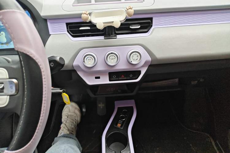 Used Chery QQ Ice Cream 2022 120km Conical Shape Lithium Iron Phosphate Audio And AC Panel