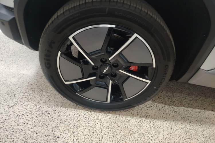 Used Formula Leopard Titanium 3 2025 501KM All-Wheel Drive Intelligent Driving Ultra Version Left Front Wheel Hub