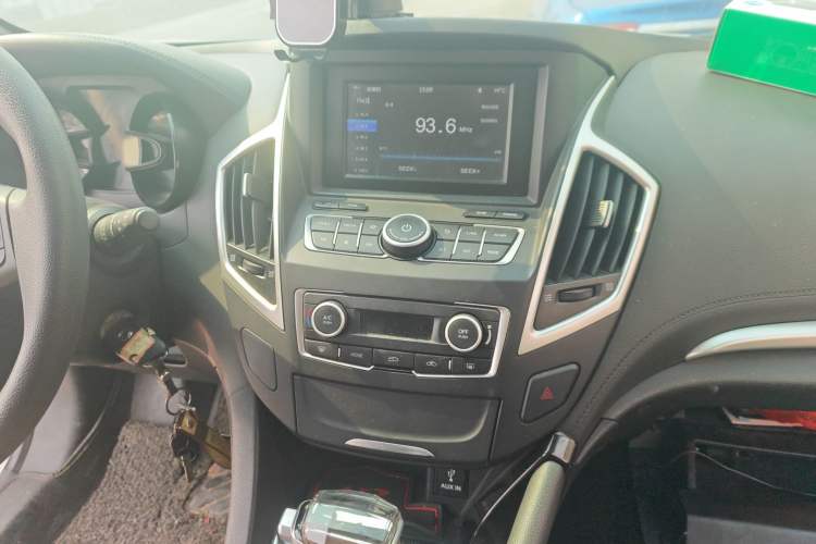 Used Dongfeng Aeolus AX7 2016 2.0L Automatic Zhiyue Trim
