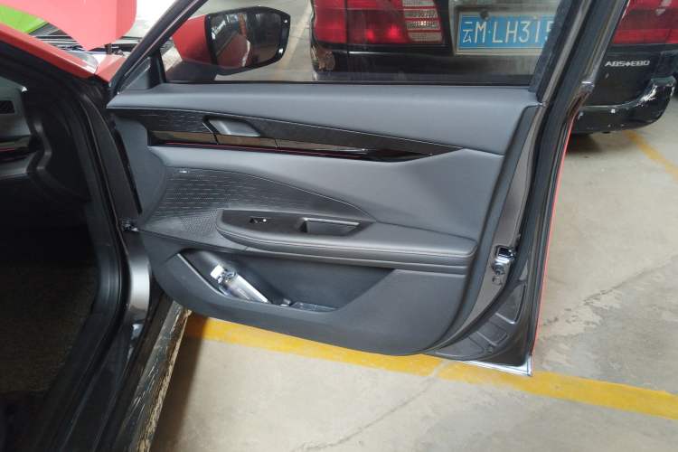 Used Changan UNI-V 2024 1.5T Smart Navigation Version
