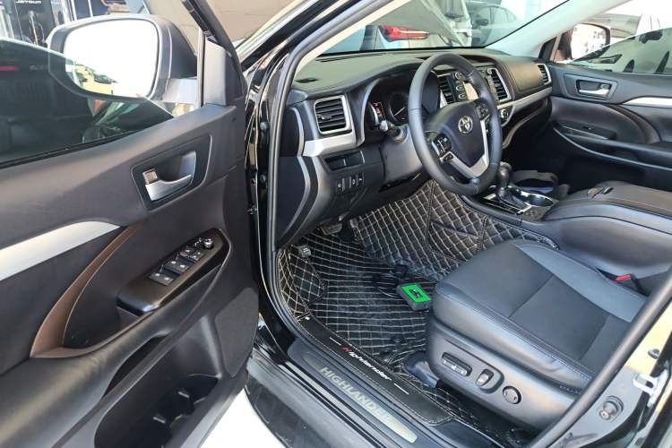 Used Toyota Highlander 2018 2.0T Four-Wheel Drive Luxury Version 7 Seats China VI Standard Driver Seat