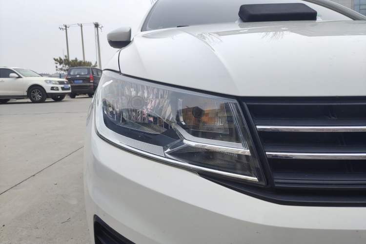 Used Volkswagen Santana 2016 1.4L Manual Fashion Edition Right Front Headlight