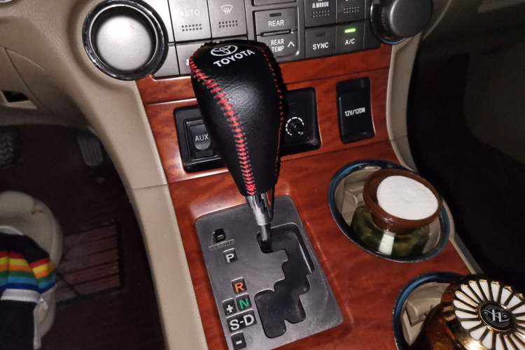 Used Toyota Highlander 2011 2.7L Two-Wheel Drive 7-Seater Supreme Edition Gear Lever