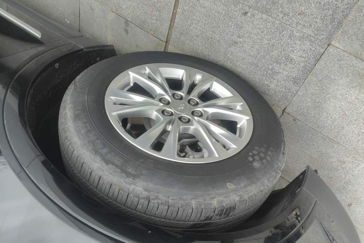 Used Cadillac XT5 2022 2.0T Two-Wheel Drive Luxury Version Left Front Wheel Hub