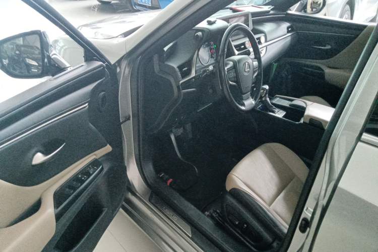 Used Lexus ES 2020 300h Premier Edition