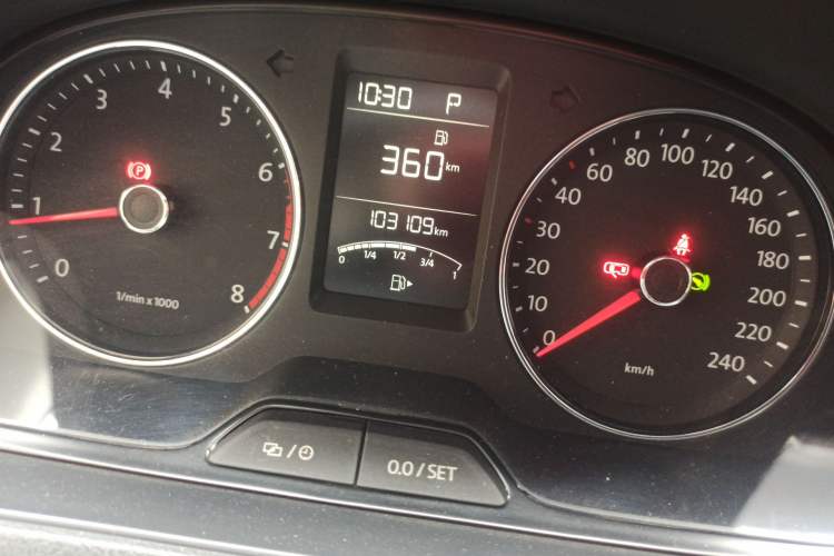 Used Volkswagen Cross Lavida 2014 1.6L Automatic Odometer Close Up