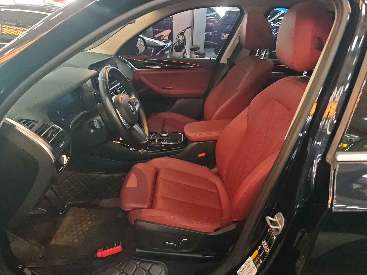 المقاعد الأمامية داخل السيارة