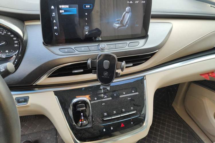 Used Buick GL8 2023 Facelifted Land Cruiser Executive Luxury Version Audio And AC Panel