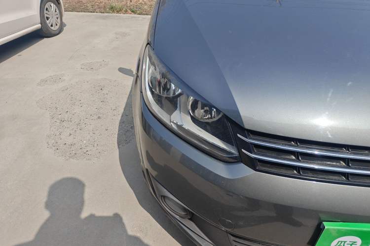 Used Volkswagen Touran 2013 1.4T Manual Fashion Edition 5 Seats Right Front Headlight