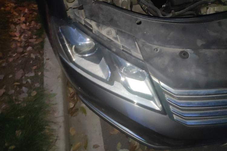 Used Volkswagen Magotan 2012 Revised 1.8TSI Luxury Version Right Front Headlight