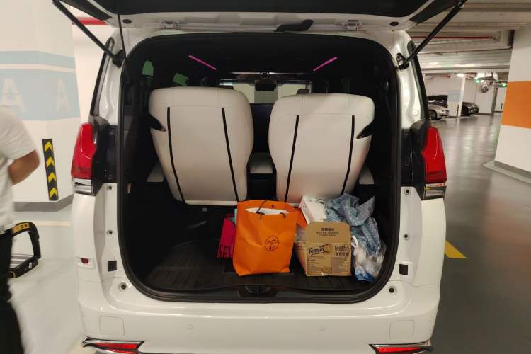 Used Lexus LM 2020 300h Four-Seat Grand Edition
