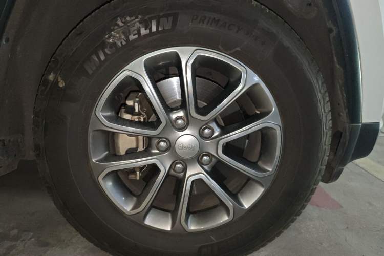 Used Jeep Grand Cherokee 2014 3.6L Elite Navigation Edition Right Front Wheel Hub