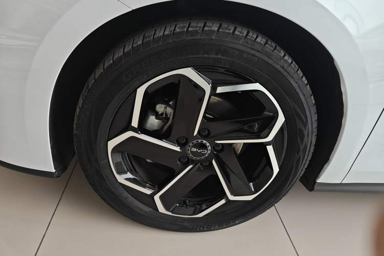 Used BYD Seal 06 New Energy 2024 DM-i 120KM Flagship Model Left Front Wheel Hub