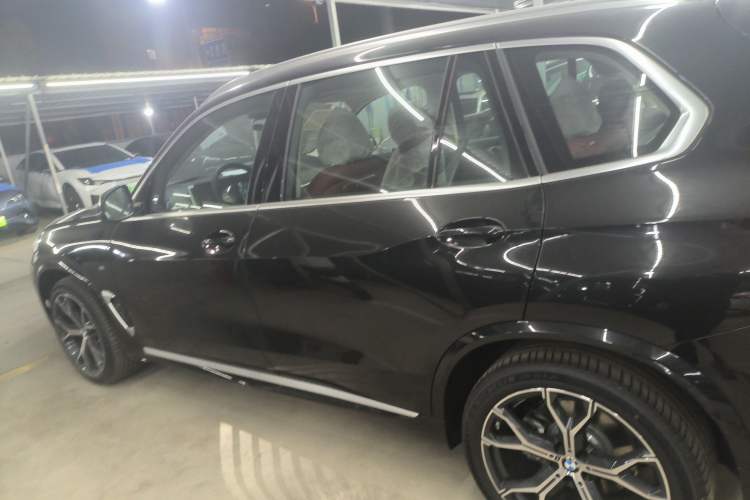 Used BMW X5 2023 xDrive 30Li Luxury M Sport Package Exterior 3