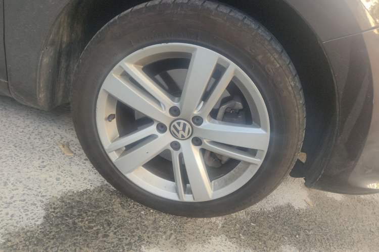 Used Volkswagen Sharan 2014 2.0 TSI Luxury Model Right Front Wheel Hub
