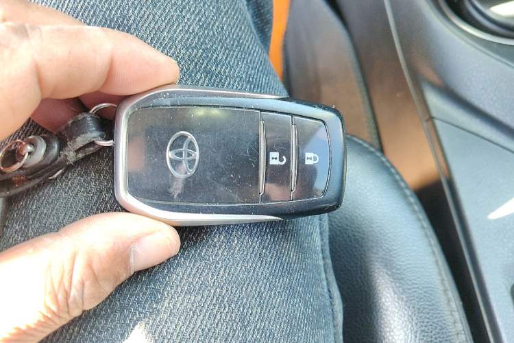 Used Toyota RAV4 2016 2.0L CVT Two-Wheel Drive Comfort Edition China V Standard Vehicle Key