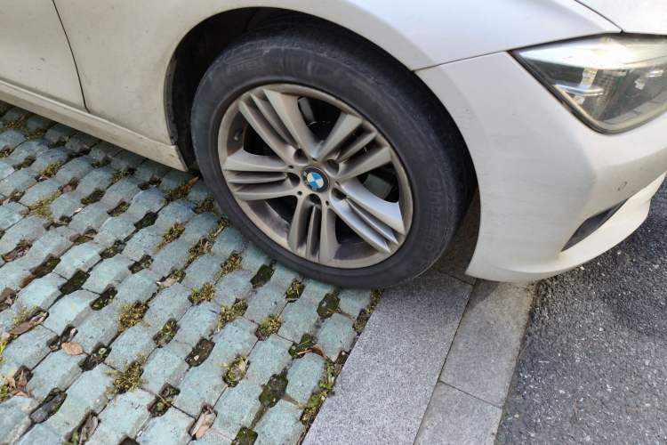 Used BMW 3 Series 2016 320Li Ambition Model
