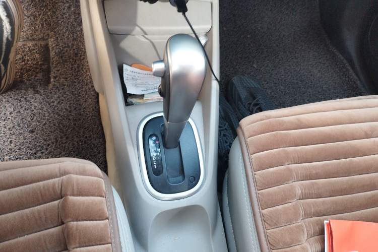 Used Venucia R50 2015 1.6L Automatic Version with Beidou Navigation Gear Lever