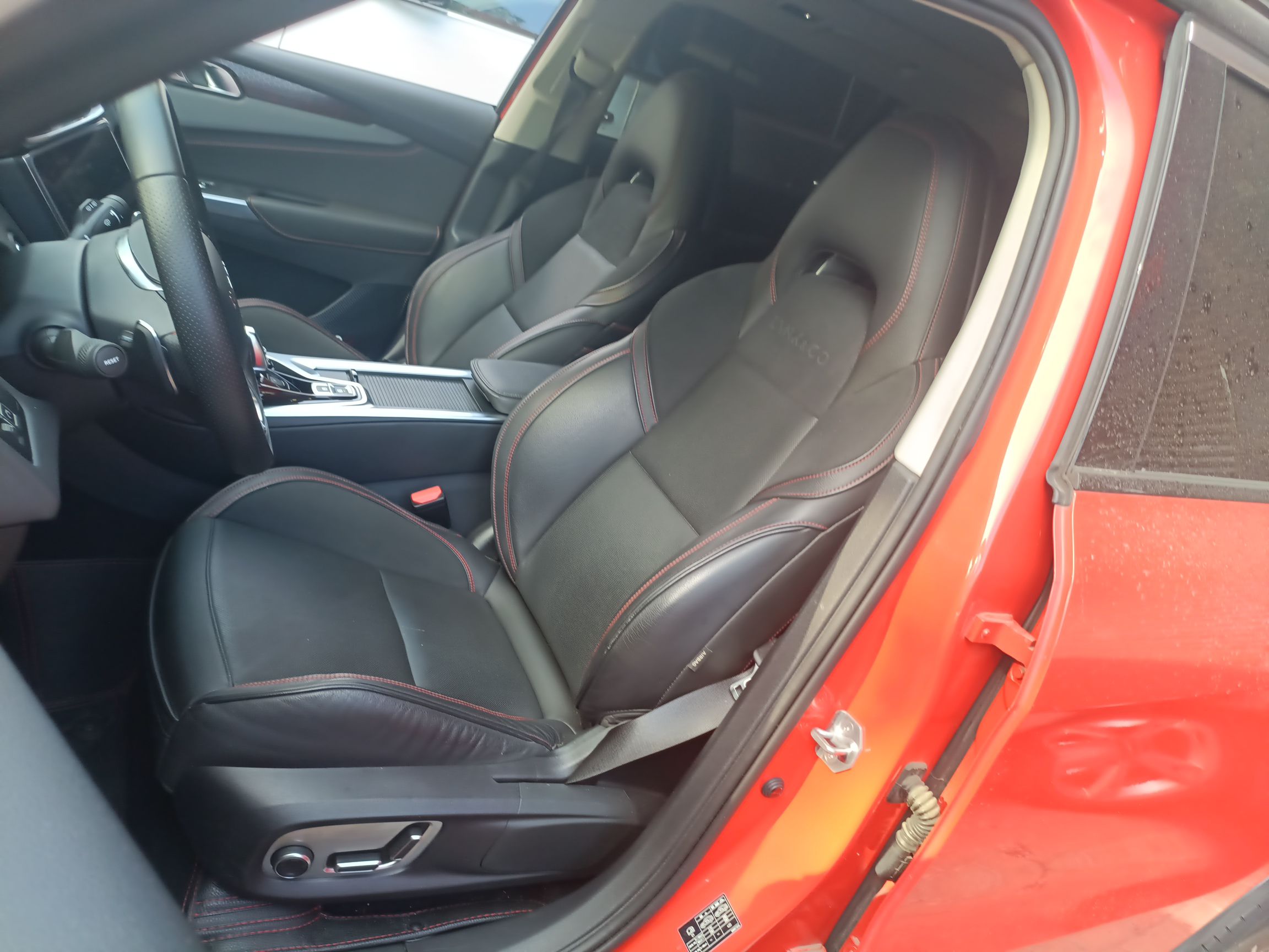 Переднее сиденье в автомобиле