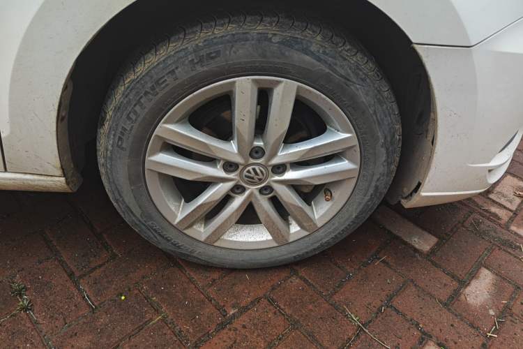 Used Volkswagen Jetta 2017 1.5L Manual Comfort Model Right Front Wheel Hub