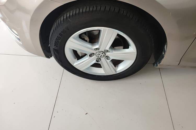 Used Volkswagen Golf 2014 1.4TSI Automatic Luxury Model Left Front Wheel Hub