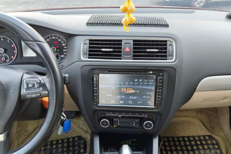 Used Volkswagen Sagitar 2012 1.4TSI Automatic Luxury Edition Audio And AC Panel