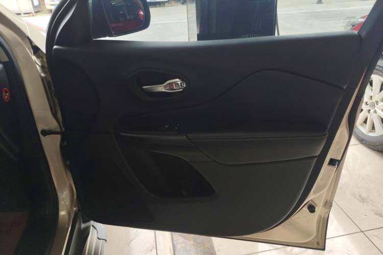 Used Jeep Cherokee 2016 2.0L Superior Edition