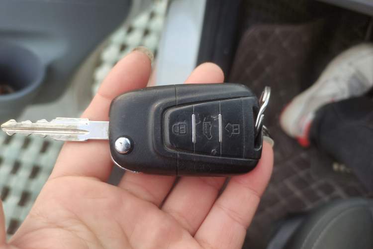 Used SAIC MAXUS Xintu V80 2018 2.5T 6-Speed Manual Aoyuntong Short Wheelbase Mid-Height 5-6 Seater