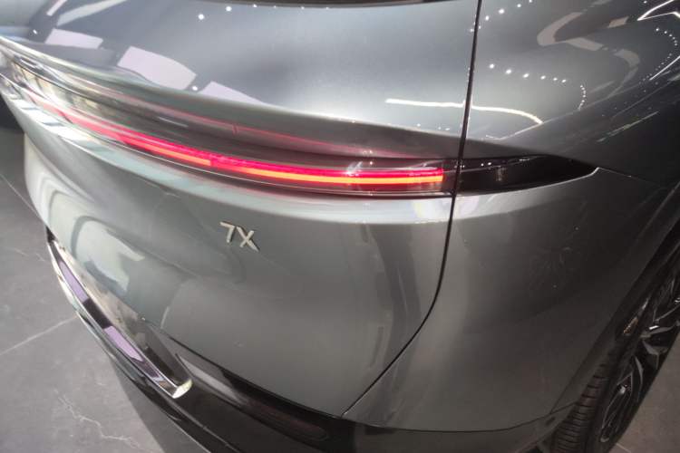 Used Zeekr 7X 2025 100kWh Long-Range All-Wheel Drive Intelligent Driving Version Exterior 3