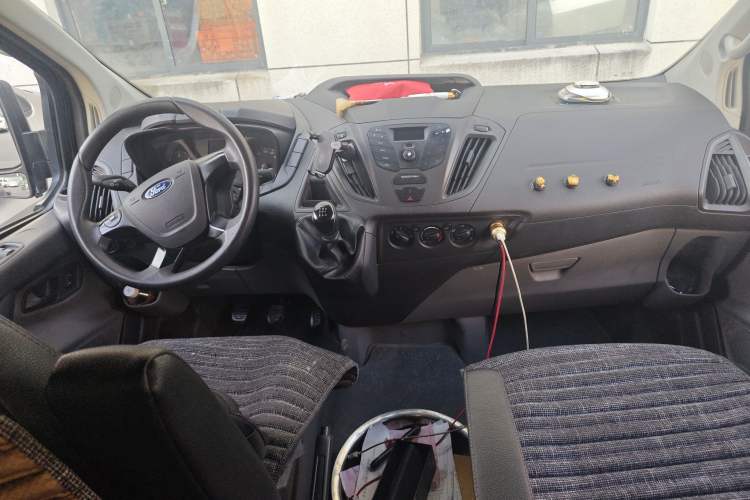 Used Ford Transit 2020 2.0T Diesel Multi-Function Commercial Vehicle Mid-Chassis Low-Roof Design with Dual Rear Doors Meeting China VI Emission Standards
