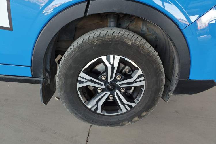 Used Ford Transit T8 2024 T8 2.3T Diesel Automatic Mid-Drive Mid-Roof 6-Seater Fully Equipped 2/2/2 Configuration
