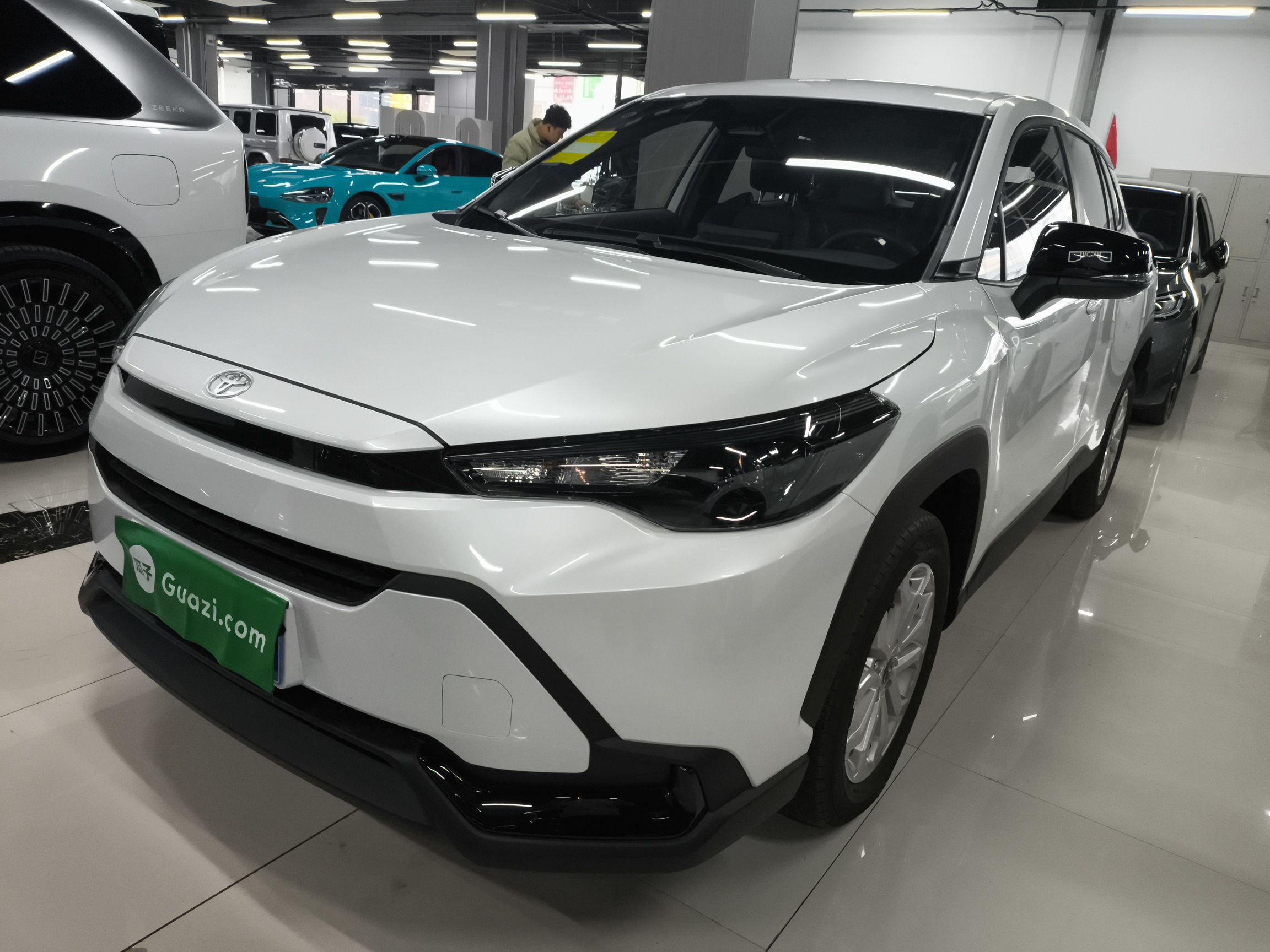 Под передней частью автомобиля