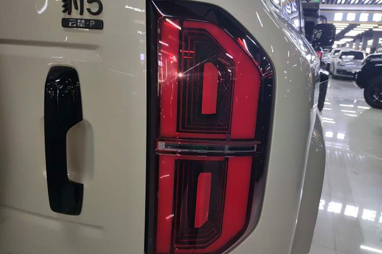 Used Formula Leopard 5 2025 Cloud Ride Laser-based Kunpeng Intelligent Driving Edition Right Rear Taillight