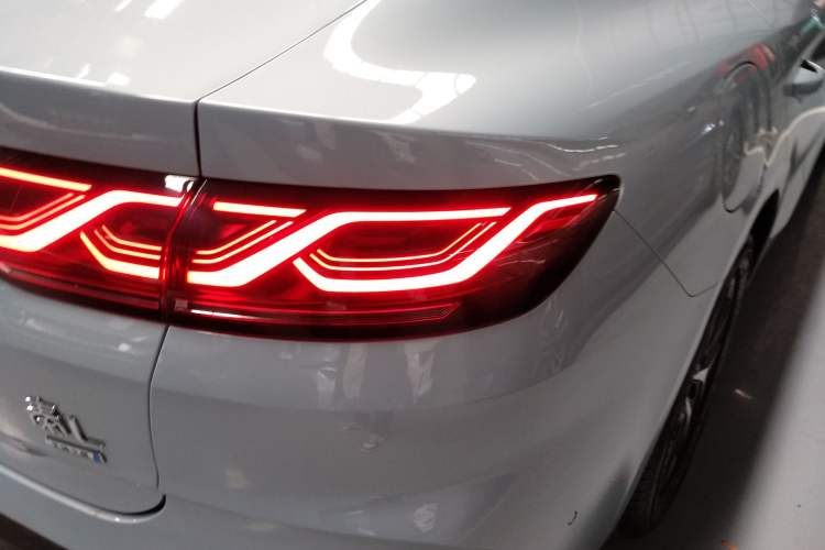 Used BYD Qin L 2025 DM-i Smart Drive 120KM Superior Model Right Rear Taillight