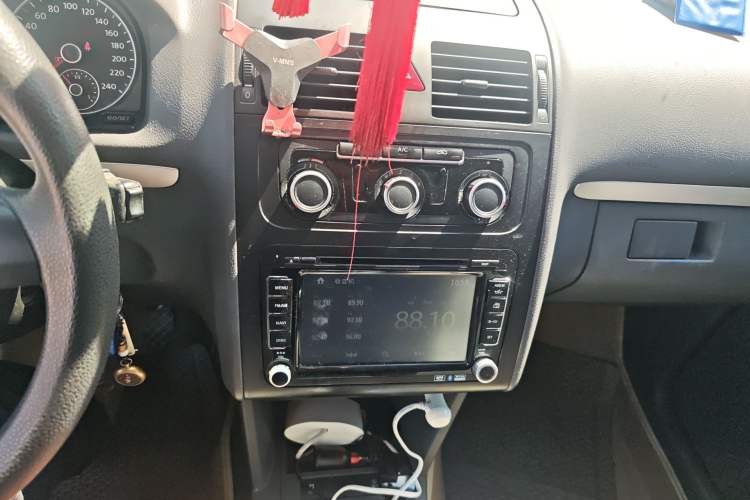 Used Volkswagen Touran 2015 1.4T Manual Fashion Edition 5-Seater Audio And AC Panel