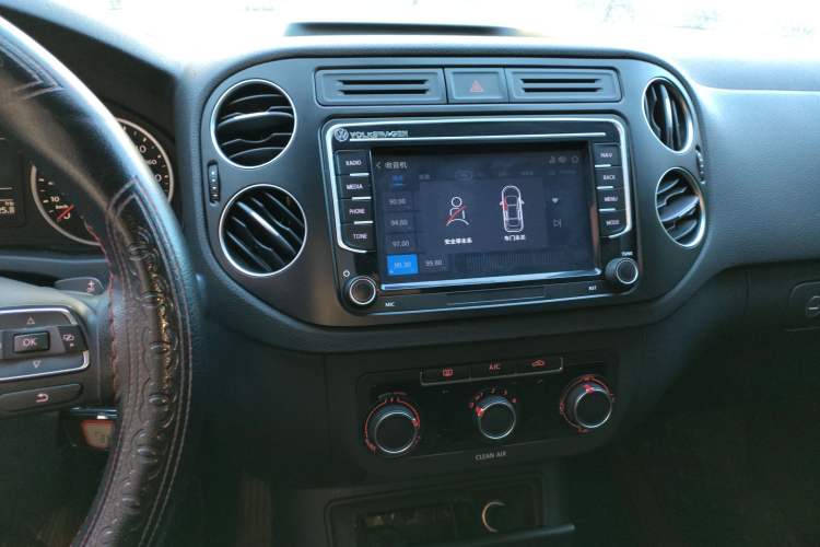 Used Volkswagen Tiguan 2016 300TSI Automatic Two-Wheel Drive Trend Edition Audio And AC Panel