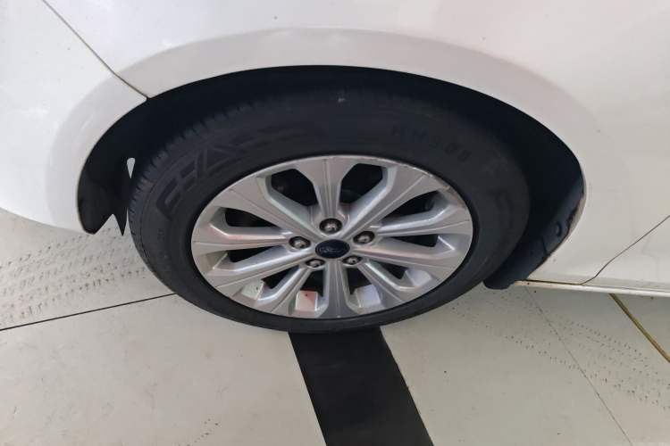 Used Ford Escort 2015 1.5L Automatic Fashion Model Left Front Wheel Hub