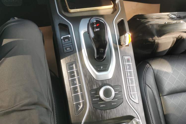 Used Wey VV6 2020 2.0T Two-Wheel Drive Smart Enjoyment+
