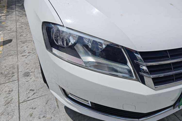 Used Volkswagen Gran Lavida 2013 1.6L Manual Comfort Model Right Front Headlight