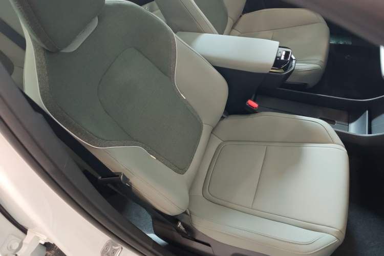 Used Volvo EX30 2025 Rear-Drive Long-Range Plus Model
