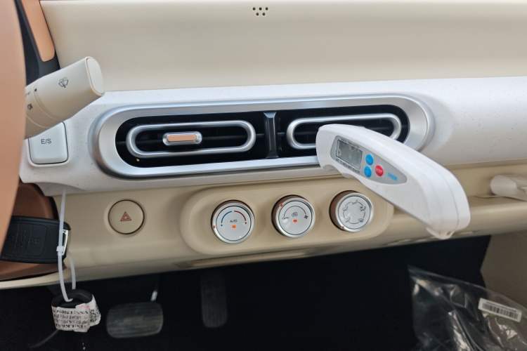 Used Wuling Hongguang MINIEV 2024 3rd Generation 215km Youth Edition Audio And AC Panel