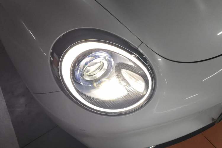 Used ORA Good Cat 2024 401 km Luxury Version 126 kW Right Front Headlight