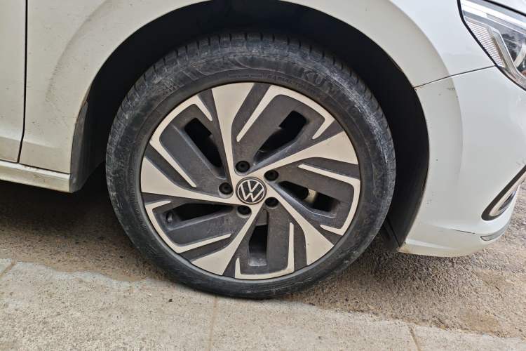 Used Volkswagen Bora 2023 200TSI DSG YueXing PRO Edition Right Front Wheel Hub