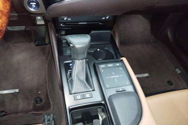 Used Lexus ES 2020 300h Premier Edition Gear Lever
