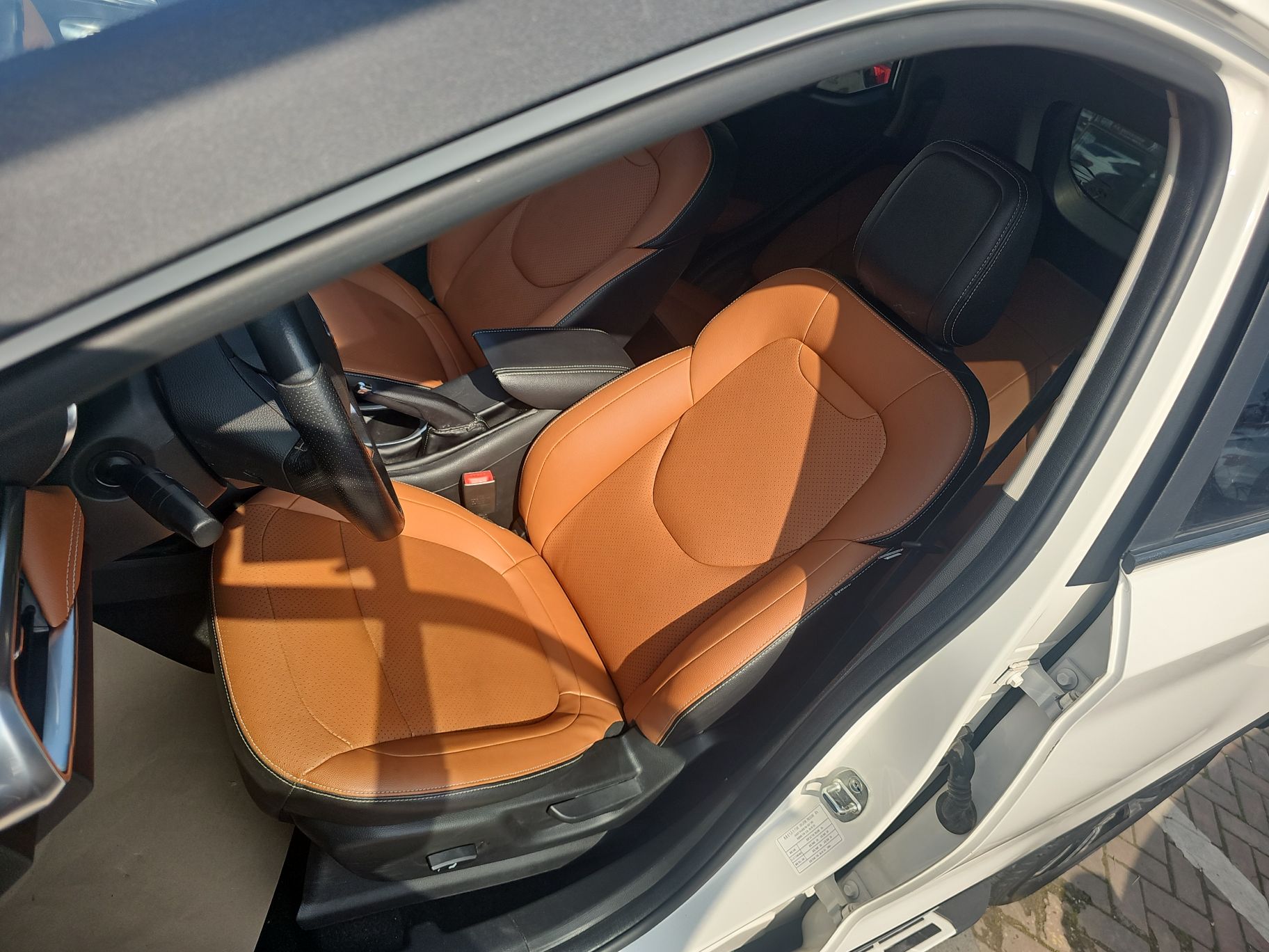 المقاعد الأمامية داخل السيارة