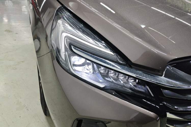 Used Buick GL8 2023 Facelifted Land Cruiser Executive Luxury Version Right Front Headlight