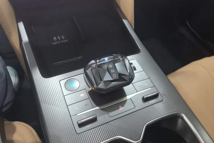 Used BYD Song L DM-i 2024 112 km Beyond Edition Gear Lever