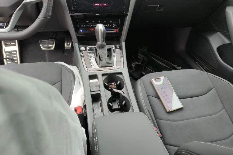 Used Volkswagen FAW-Volkswagen CC 2025 Model, Facelifted, 330TSI, Glamorous—Shared Edition Gear Lever