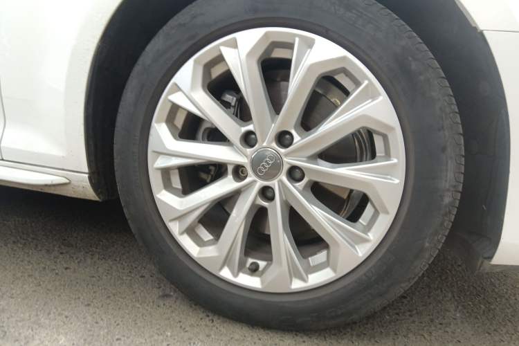 Used Audi A4L 2018 30th Anniversary Edition 40 TFSI Trendy Model Right Front Wheel Hub