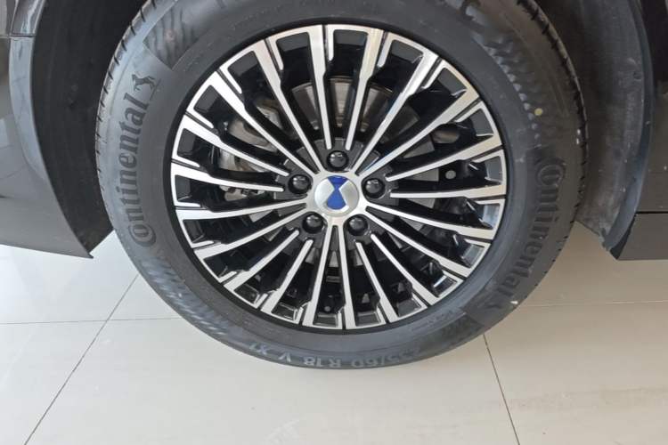 Used Denza D9 2024 DM-i 1050 Luxury Model Right Rear Wheel Hub